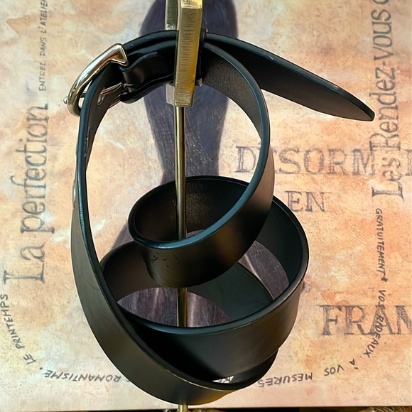 Coach Women’s Substantial Black Leather Brass Buckle Grommets Belt Size M - Picture 2 of 6